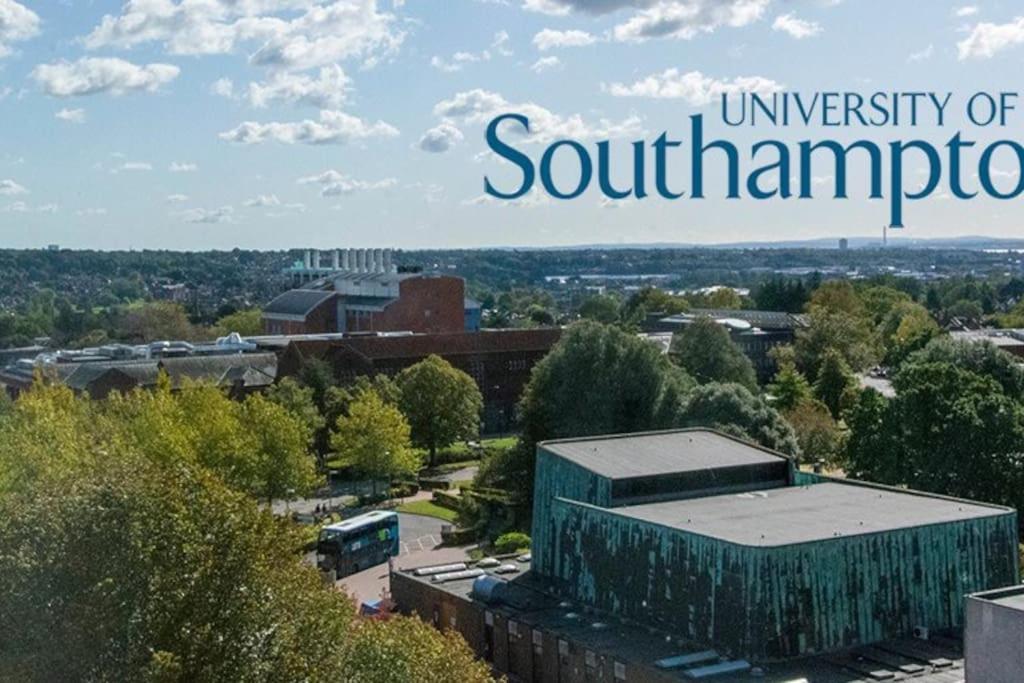 Welcome 4 Business Or Pleasure! Super Central Southampton 'City Vibes' # Stylish Apartment With Outside Space! 1-4 Guests Book Your City Break Or Pre-Cruise Stay! Close To Mayflower Theatre, Universities, Cruise Terminals, Hospitals & Shops! Exterior foto