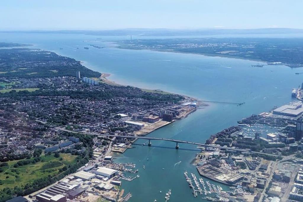 Welcome 4 Business Or Pleasure! Super Central Southampton 'City Vibes' # Stylish Apartment With Outside Space! 1-4 Guests Book Your City Break Or Pre-Cruise Stay! Close To Mayflower Theatre, Universities, Cruise Terminals, Hospitals & Shops! Exterior foto