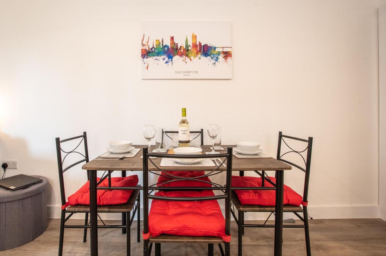 Welcome 4 Business Or Pleasure! Super Central Southampton 'City Vibes' # Stylish Apartment With Outside Space! 1-4 Guests Book Your City Break Or Pre-Cruise Stay! Close To Mayflower Theatre, Universities, Cruise Terminals, Hospitals & Shops! Exterior foto